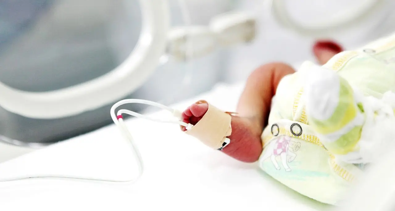 Cesareo d’urgenza nella notte per la donna coinvolta nell’incidente sulla 107: il neonato lotta tra la vita e la morte\n