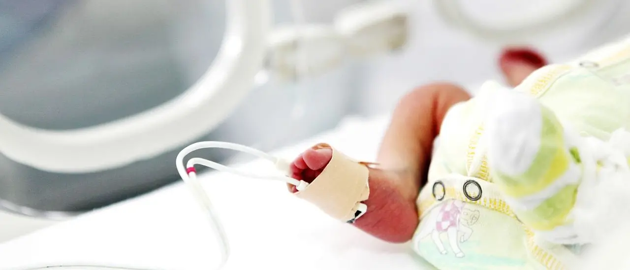 Cesareo d’urgenza nella notte per la donna coinvolta nell’incidente sulla 107: la neonata lotta tra la vita e la morte\n