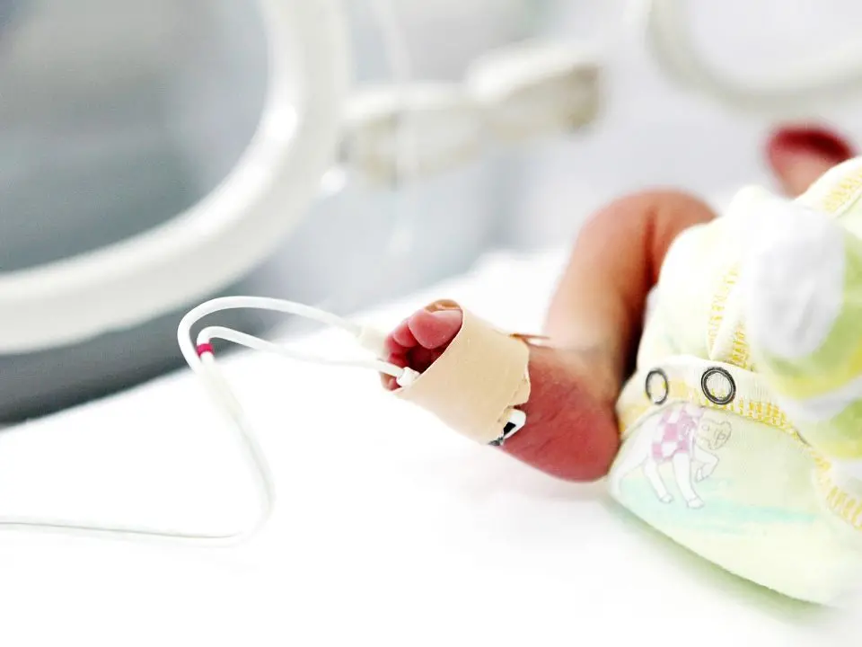 Cesareo d’urgenza nella notte per la donna coinvolta nell’incidente sulla 107: la neonata lotta tra la vita e la morte