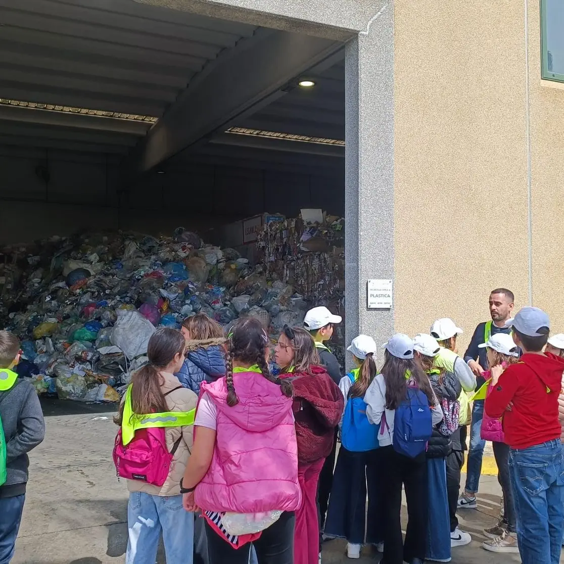 Riciclo Aperto 2026: cinquanta alunni della scuola di Caulonia visitano la Circular Factory di Marina di Gioiosa Jonica\n