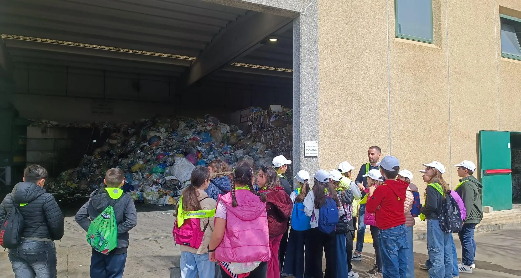 Riciclo Aperto 2026: cinquanta alunni della scuola di Caulonia visitano la Circular Factory di Marina di Gioiosa Jonica\n