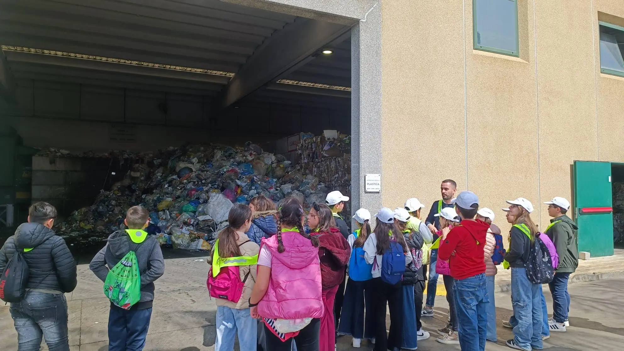 Riciclo Aperto 2026: cinquanta alunni della scuola di Caulonia visitano la Circular Factory di Marina di Gioiosa Jonica\n