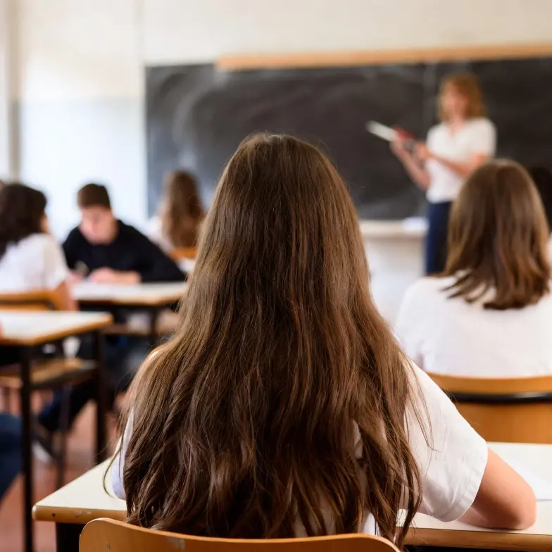 Mestre, docente taglia i capelli a due alunne per “spiegare meglio” come si fa un riassunto. Gli studenti:\u00A0«Che umiliazione»\n