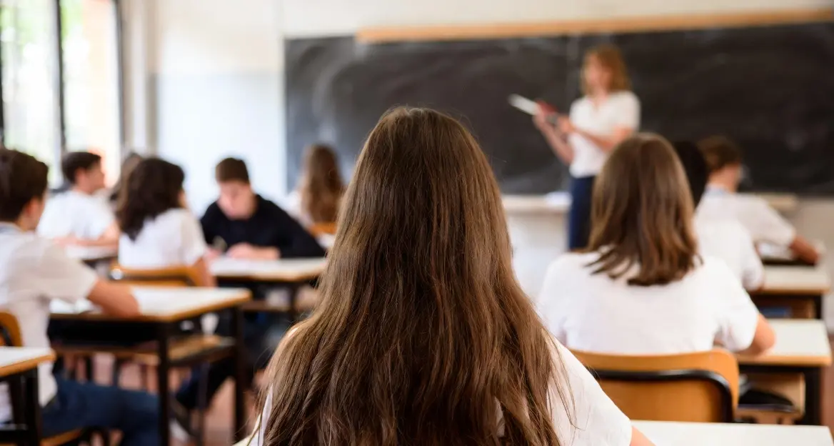 Mestre, docente taglia i capelli a due alunne per “spiegare meglio” come si fa un riassunto. Gli studenti:\u00A0«Che umiliazione»\n