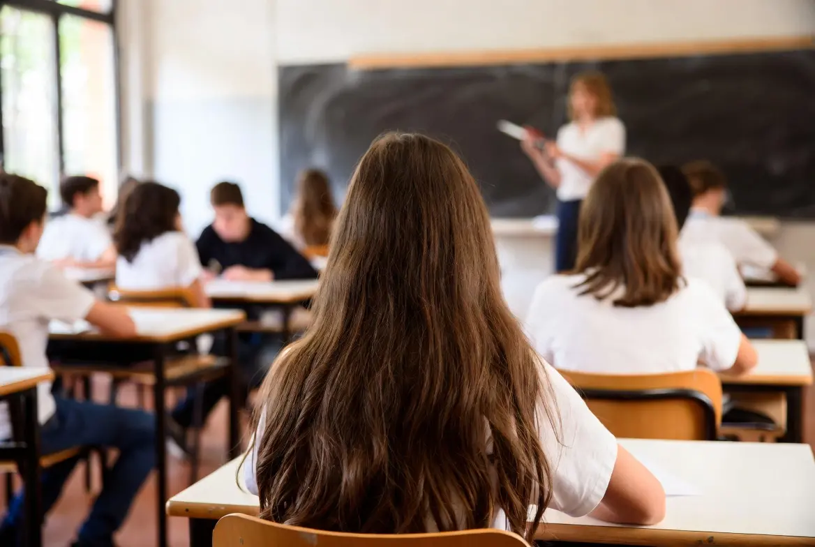 Mestre, docente taglia i capelli a due alunne per “spiegare meglio” come si fa un riassunto. Gli studenti:\u00A0«Che umiliazione»\n
