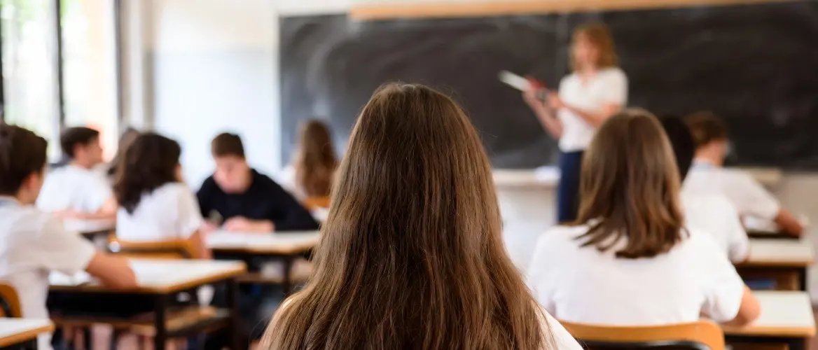 Mestre, docente taglia i capelli a due alunne per “spiegare meglio” come si fa un riassunto. Gli studenti:\u00A0«Che umiliazione»\n