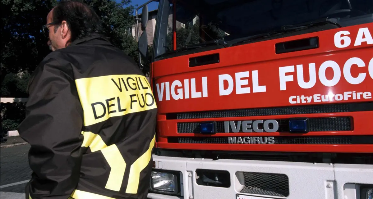 Cassano All’Ionio, fiamme nella notte a Marina di Sibari: distrutto noto stabilimento balneare\n