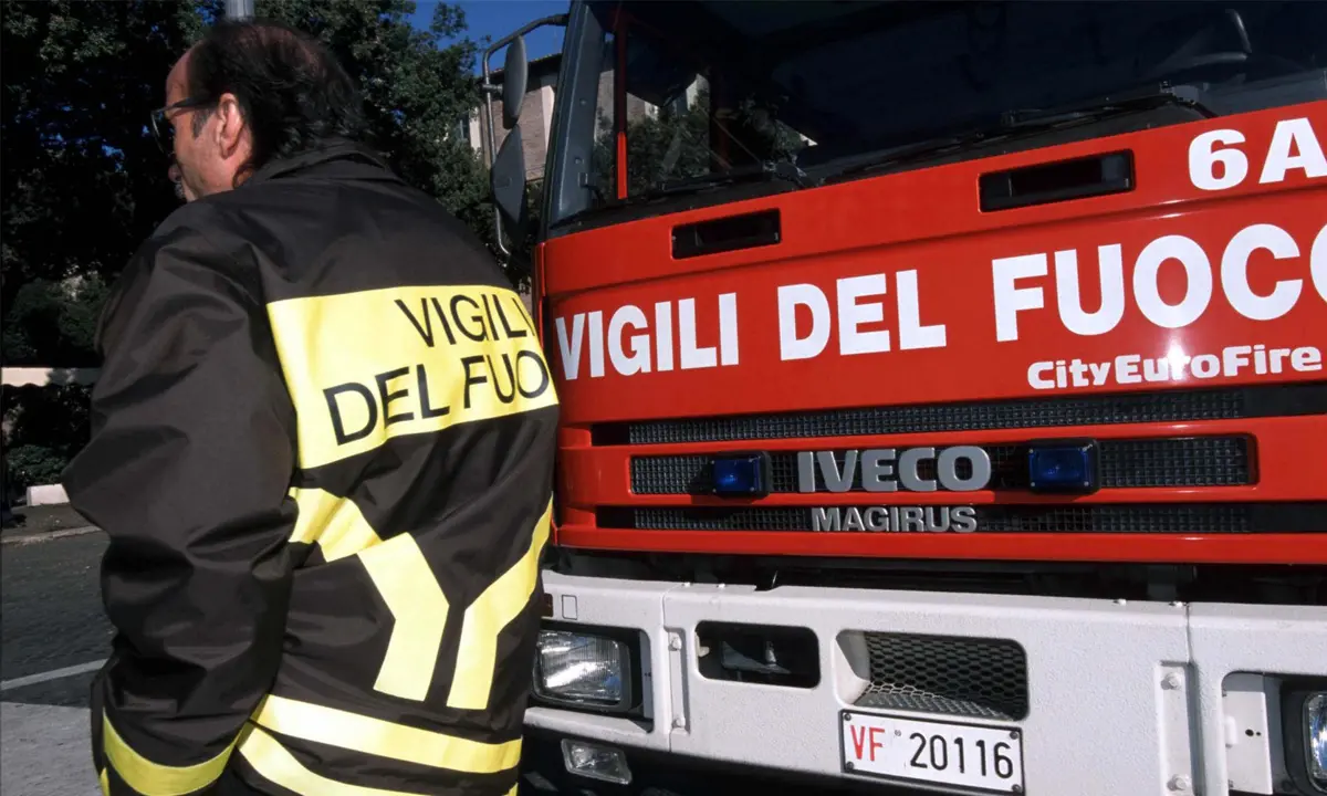 Cassano All’Ionio, fiamme nella notte a Marina di Sibari: distrutto noto stabilimento balneare\n