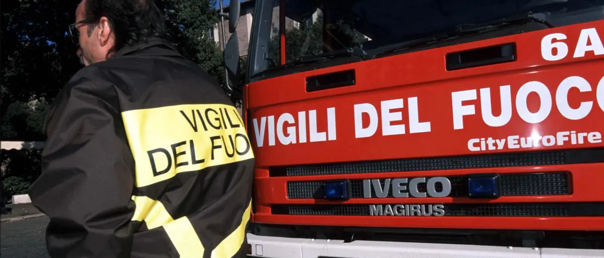 Cassano All’Ionio, fiamme nella notte a Marina di Sibari: distrutto noto stabilimento balneare\n