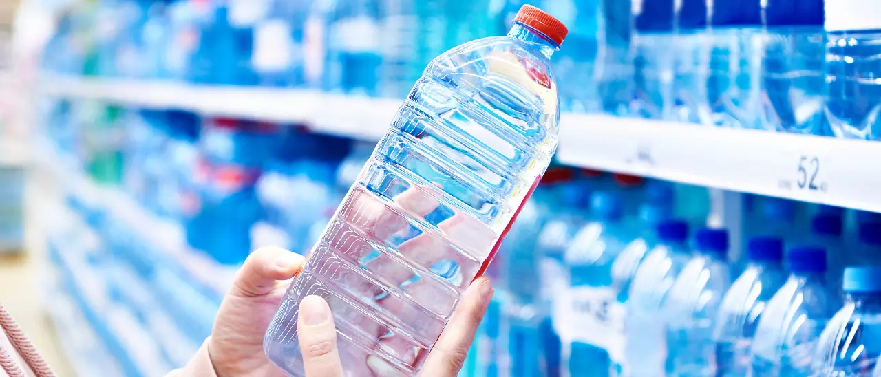 A rischio anche l’acqua minerale con la guerra in Medio Oriente: rincari in arrivo e allarme forniture\n