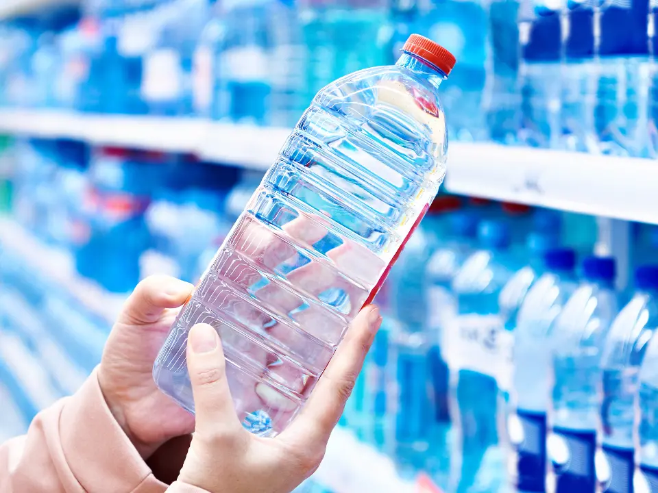 A rischio anche l’acqua minerale con la guerra in Medio Oriente: rincari in arrivo e allarme forniture