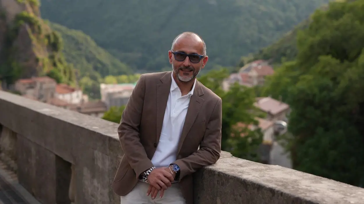 <p>Antonio De Caprio ritratto a Orsomarso</p>\\n