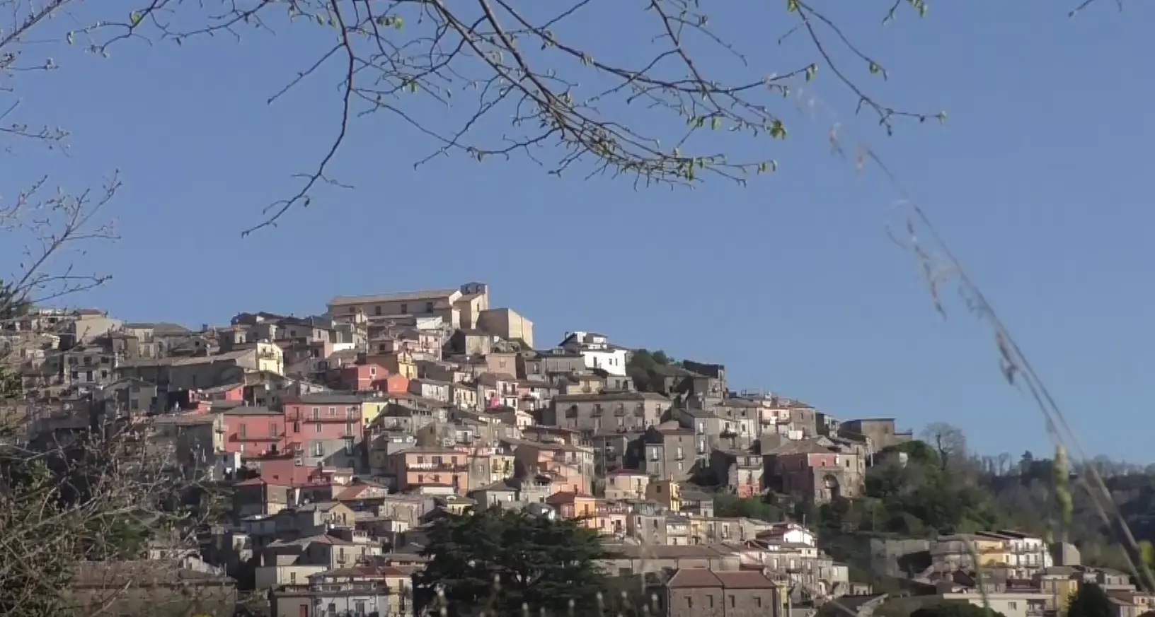 Il silenzio dei borghi dell'entroterra, il comune di Tiriolo prova a contrastare lo spopolamento\n