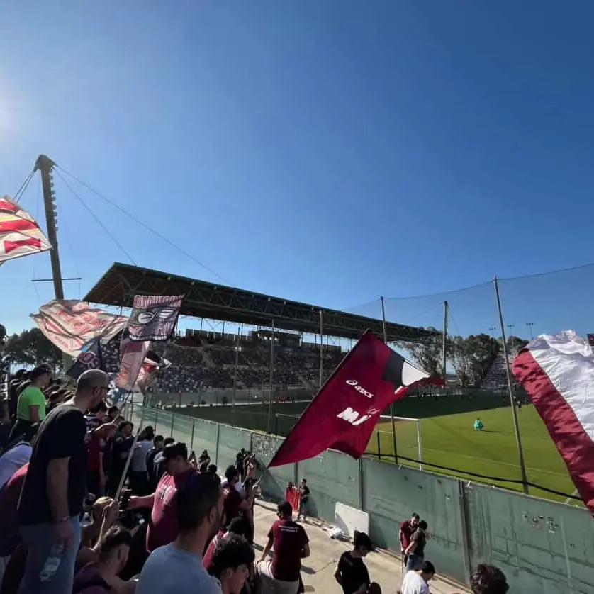 Reggina, il silenzio della curva nella domenica del 2-0: la rincorsa continua\n