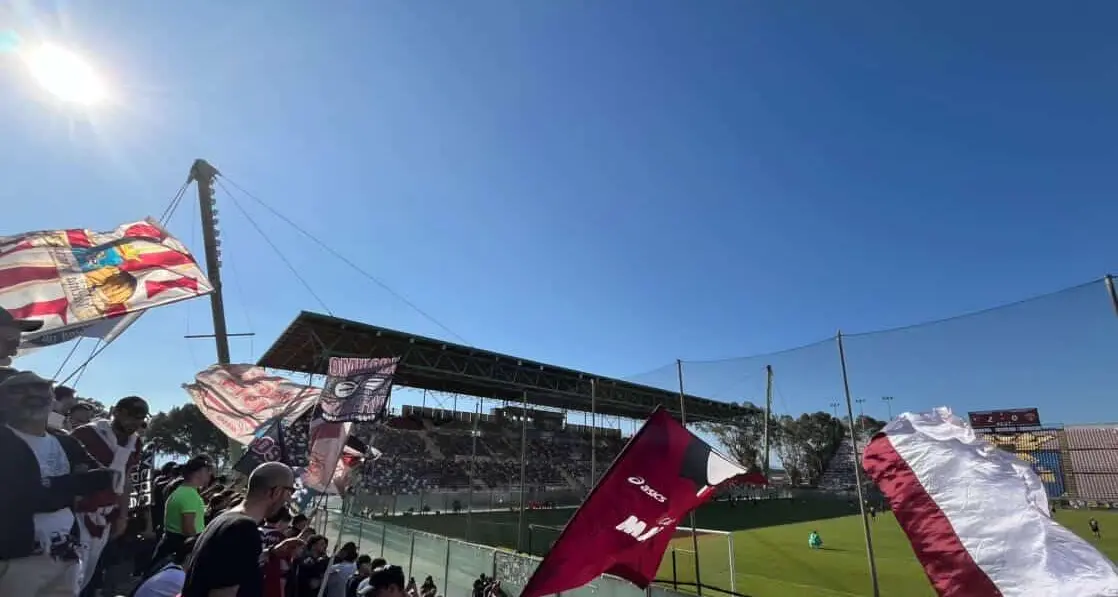 Reggina, il silenzio della curva nella domenica del 2-0: la rincorsa continua\n