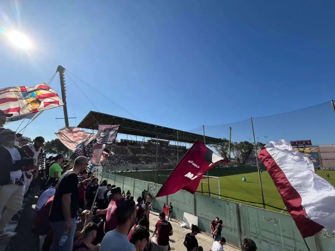 Reggina, il silenzio della curva nella domenica del 2-0: la rincorsa continua\n
