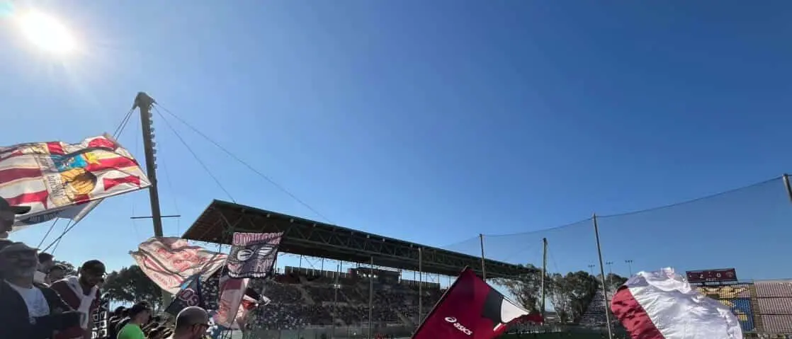 Reggina, il silenzio della curva nella domenica del 2-0: la rincorsa continua\n