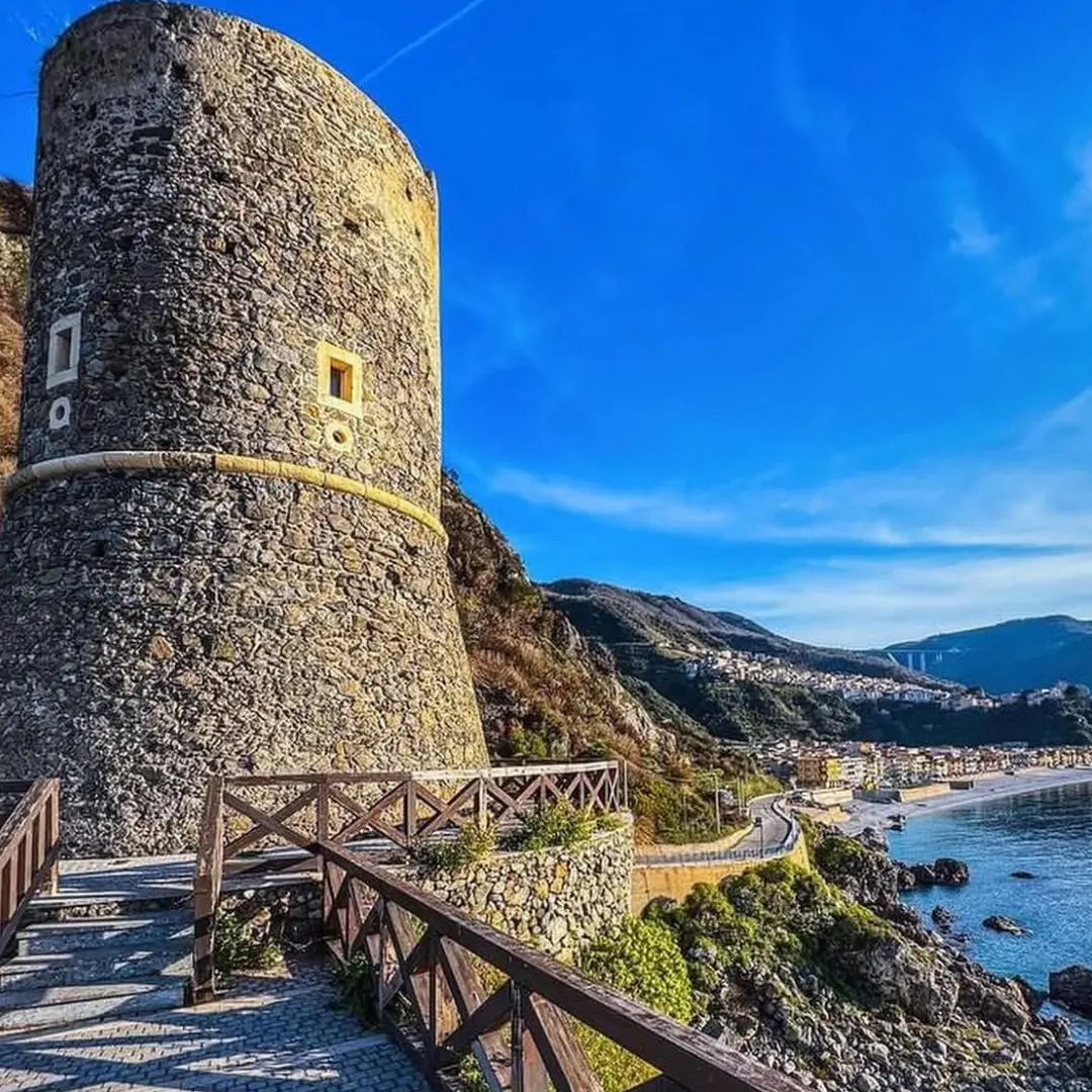 Lo sguardo della torre sul mare innamorato\n