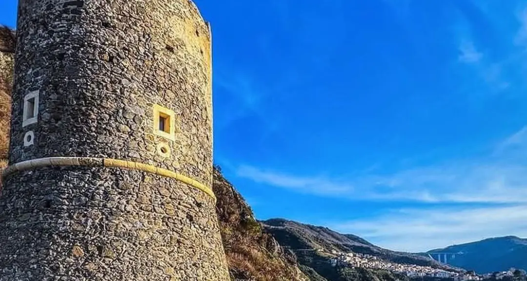 Lo sguardo della torre sul mare innamorato\n