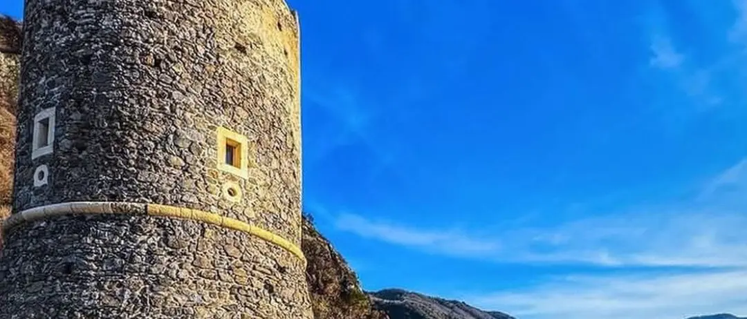 Lo sguardo della torre sul mare innamorato\n
