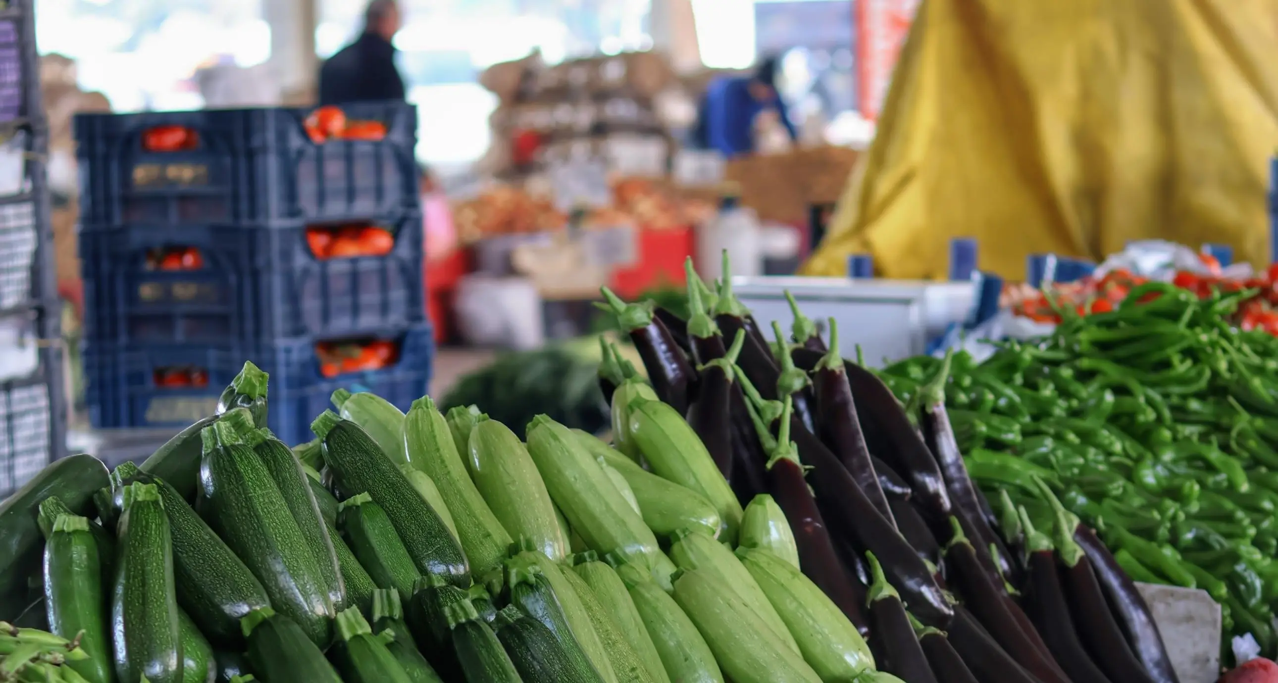 Caro-prezzi, stangata sulla spesa: verdure fino al +21%.\u00A0Rincari anche su carne, uova e acqua minerale\n