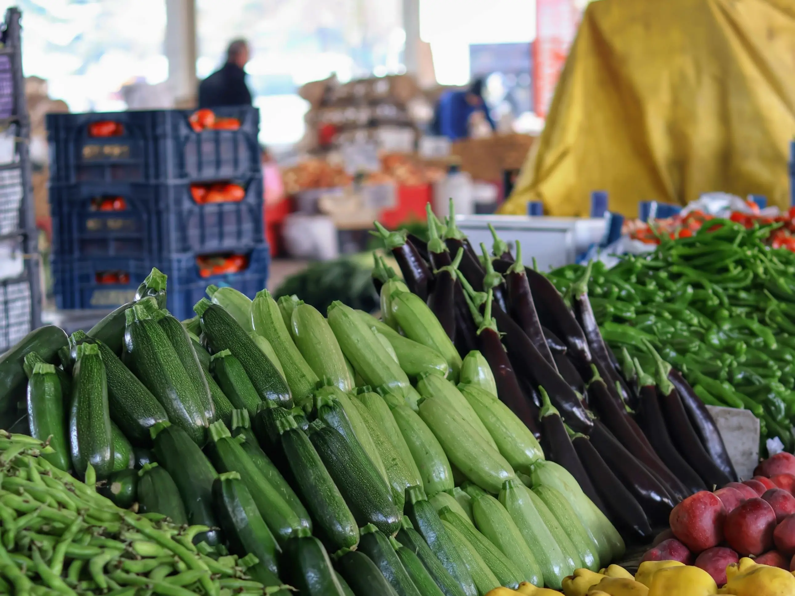 Caro-prezzi, stangata sulla spesa: verdure fino al +21%. Rincari anche su carne, uova e acqua minerale
