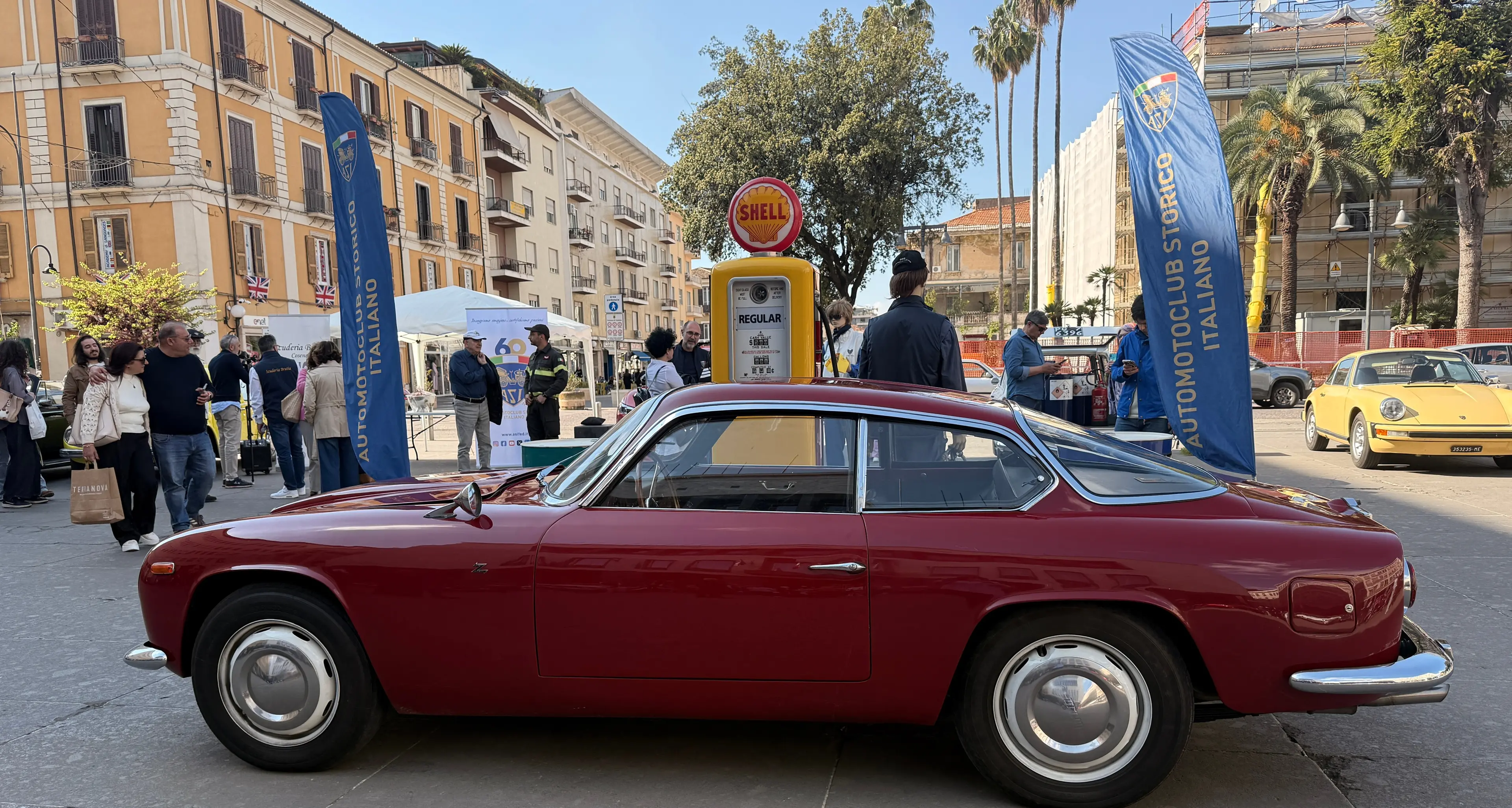 Cosenza, la storica Lancia Flaminia del ’67 attraversa e incanta la città: il passato corre verso il futuro green\n