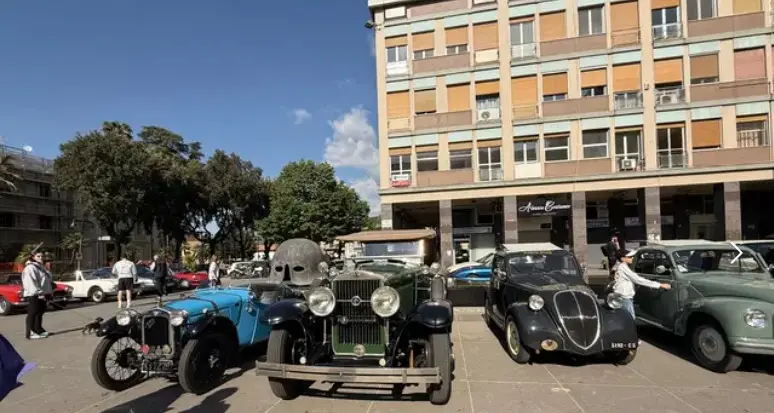 <p>Tra passato e futuro green, il fascino delle auto d'epoca invade e incanta Cosenza</p>
