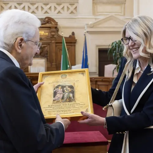 Al Presidente Mattarella un bassorilievo in argento realizzata dal maestro calabrese Michele Affidato\n