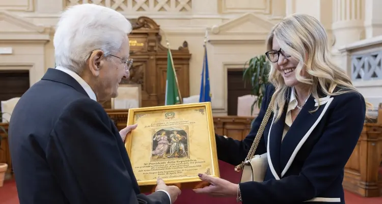 Al Presidente Mattarella un bassorilievo in argento realizzata dal maestro calabrese Michele Affidato\n