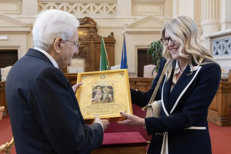 Al Presidente Mattarella un bassorilievo in argento realizzata dal maestro calabrese Michele Affidato\n