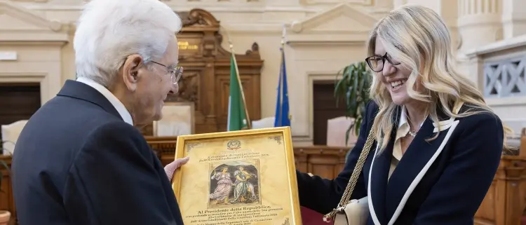Al Presidente Mattarella un bassorilievo in argento realizzata dal maestro calabrese Michele Affidato\n