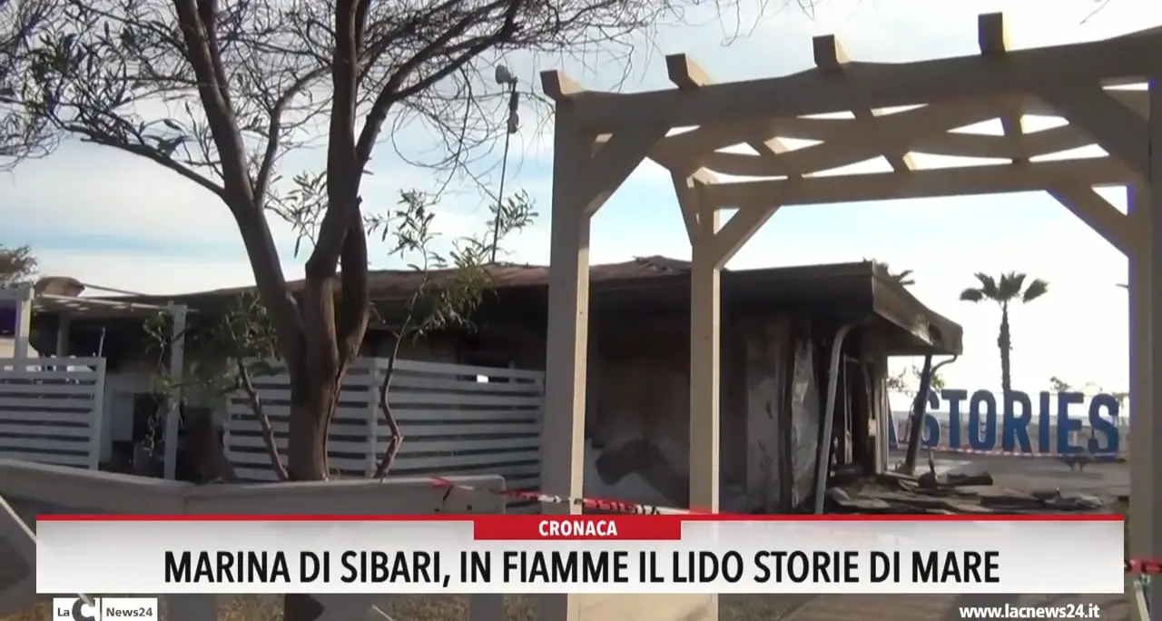 Marina di Sibari, in fiamme il lido Storie di mare
