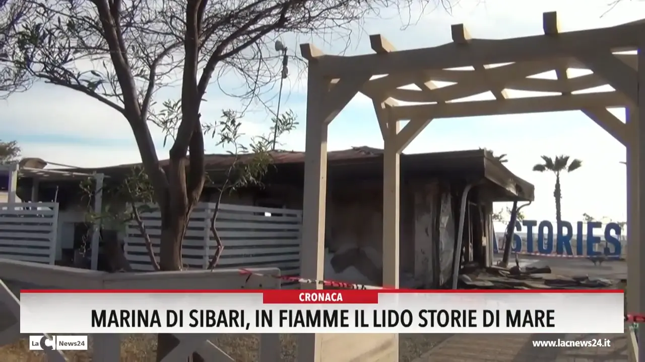 Marina di Sibari, in fiamme il lido Storie di mare