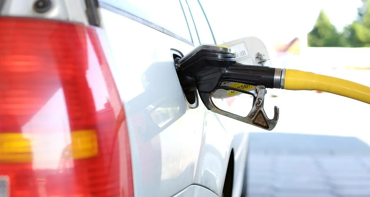 Caro carburanti, il Codacons: «Ribassi insufficienti e lenti rispetto alla discesa delle quotazioni del petrolio»\n