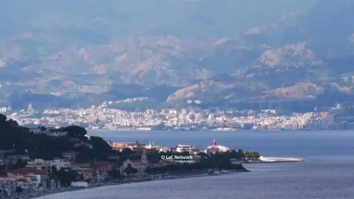 <p>Le marinerie di Calabria e Sicilia contro il caro carburanti: si va verso il <span style=\"color:hsl(0, 75%, 60%);\">blocco dello Stretto di Messina</span></p>