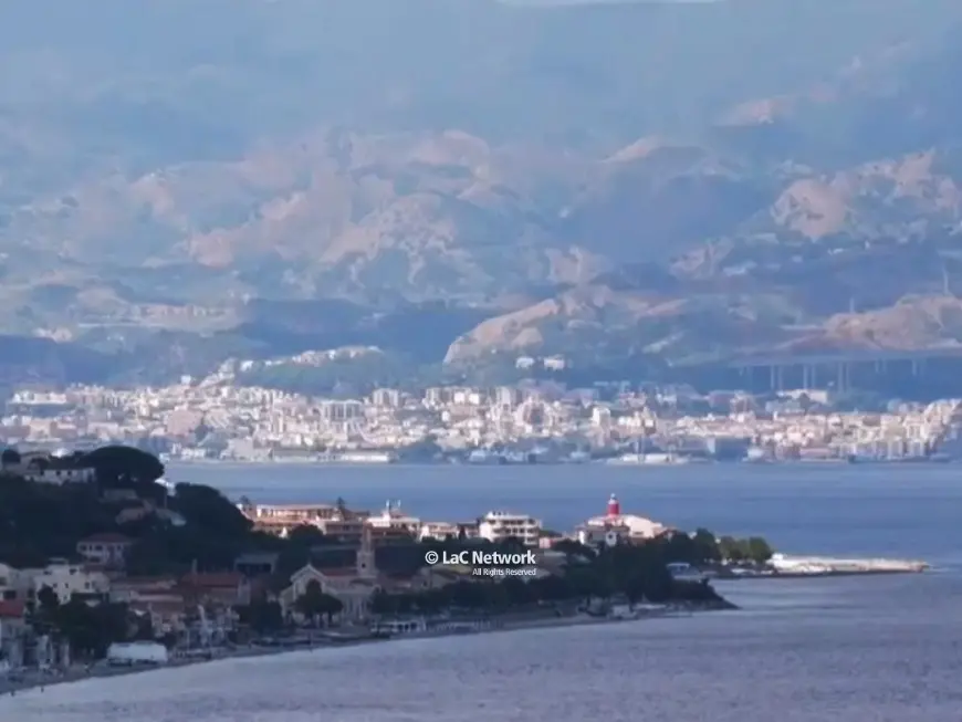 Le marinerie di Calabria e Sicilia contro il caro carburanti: si va verso il blocco dello Stretto di Messina