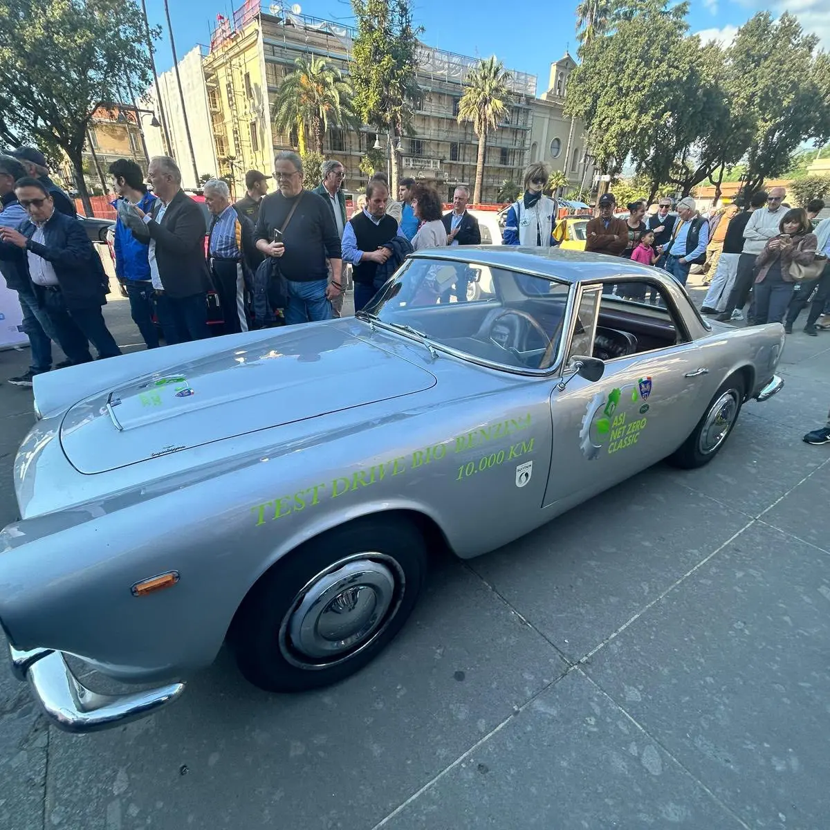 <p>Cosenza, la storica Lancia Flaminia del ’67 attraversa e incanta la città: il passato corre verso il futuro green - FOTO</p>