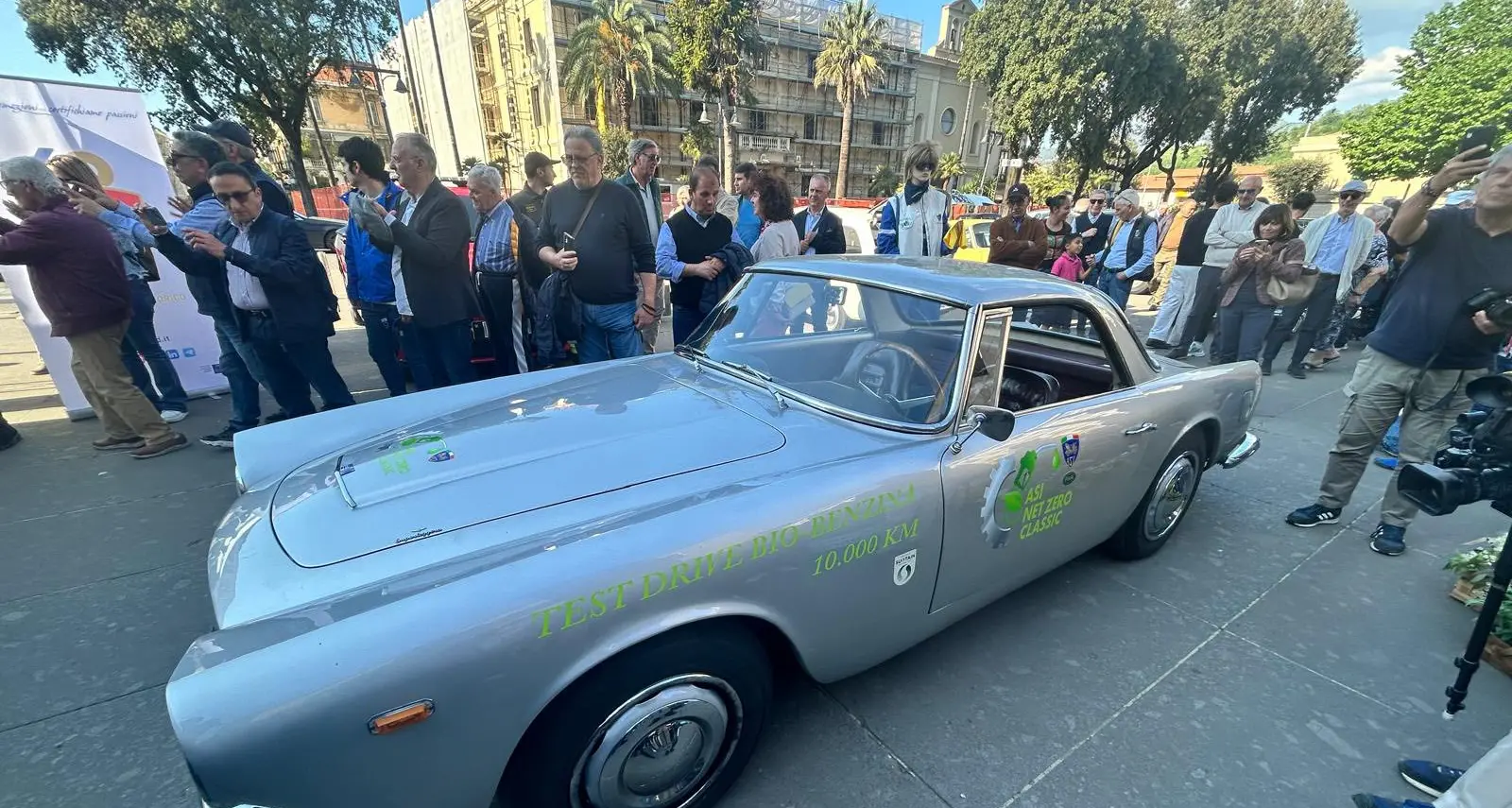 Cosenza, la storica Lancia Flaminia del ’67 attraversa e incanta la città: il passato corre verso il futuro green\n