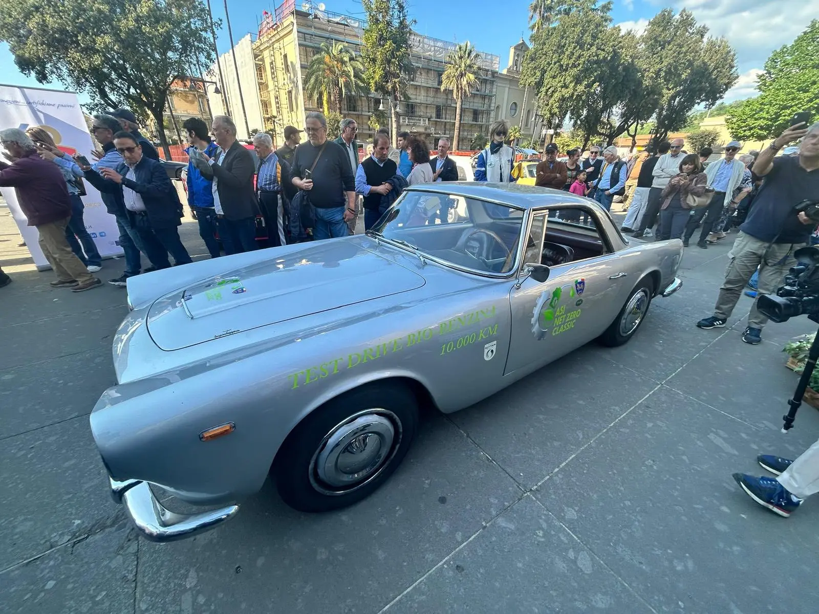 Cosenza, la storica Lancia Flaminia del ’67 attraversa e incanta la città: il passato corre verso il futuro green\n