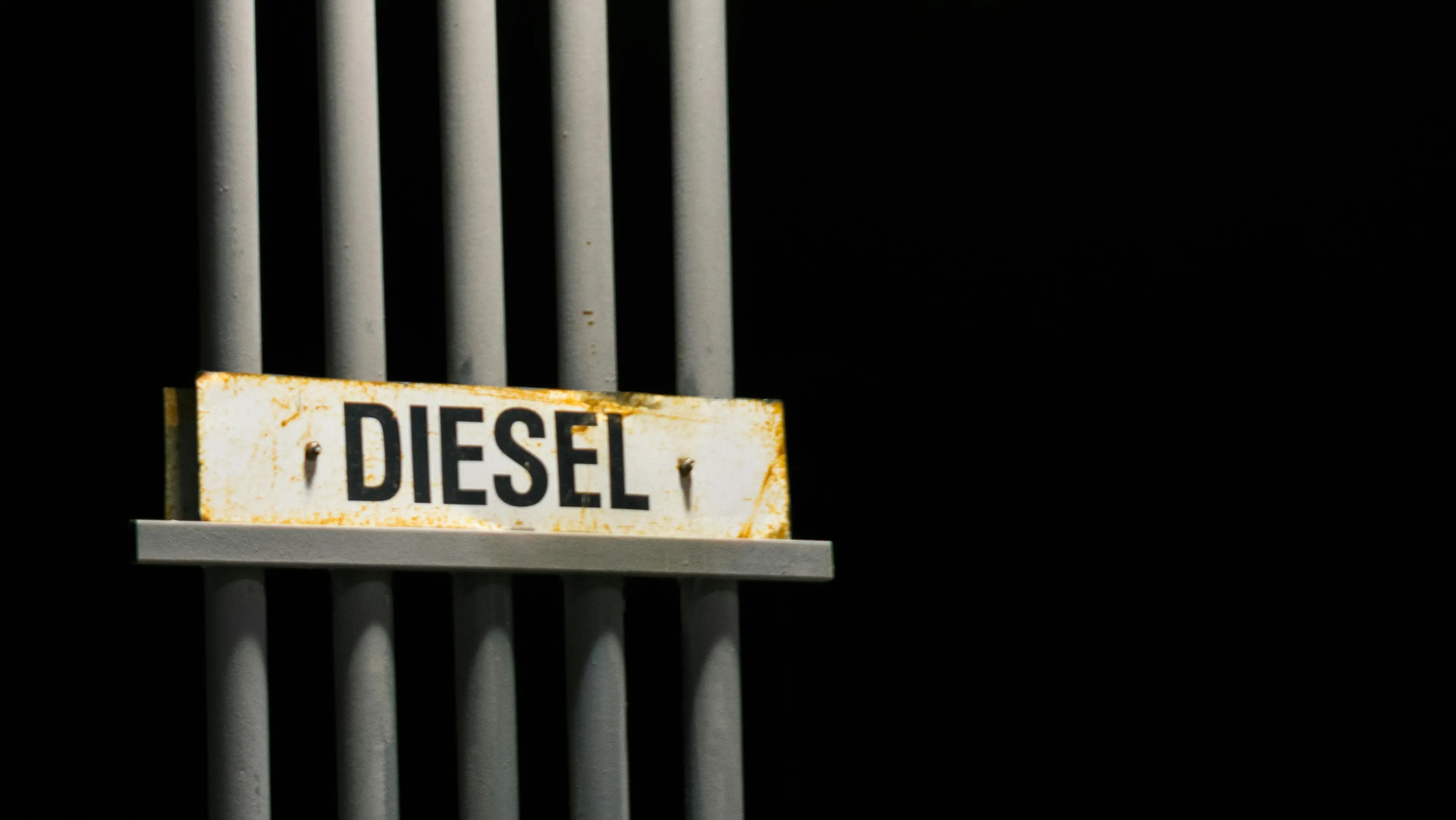 <p>Hormuz, il diesel e il futuro che non stiamo costruendo: <span style=\"color:hsl(0, 75%, 60%);\">la crisi dello Stretto</span> che nessuno in Calabria prende sul serio</p>