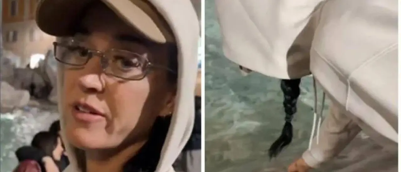 Katy Perry a Roma, senza monetine immerge la carta di credito nella Fontana di Trevi\n