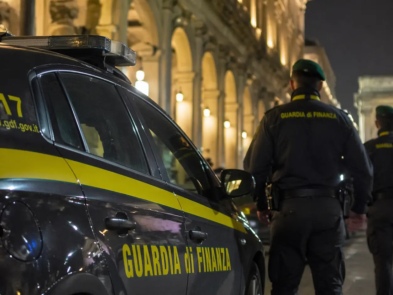 Escort e vip del calcio di Serie A nella movida milanese: arresti e sequestri per oltre un milione