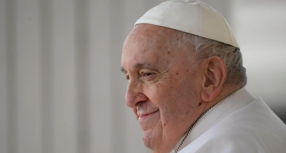 Papa Francesco, il racconto dei giorni prima della morte: la lacrima in ascensore e la gioia dell’ultimo bagno di folla\u00A0\n