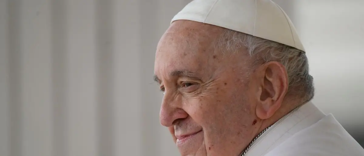 Papa Francesco, il racconto dei giorni prima della morte: la lacrima in ascensore e la gioia dell’ultimo bagno di folla\u00A0\n