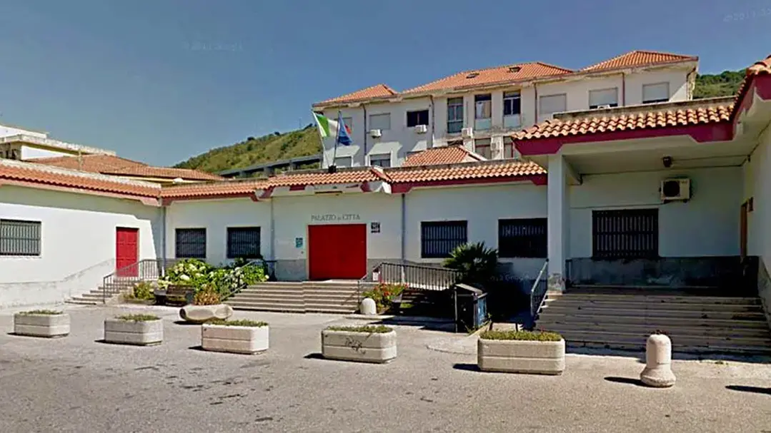 <p>Il Municipio di Pizzo</p>\\n