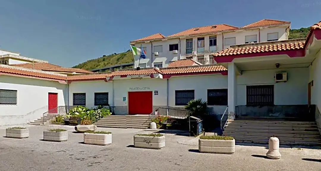 Disoccupato minaccia di buttarsi da una finestra del Municipio di Pizzo, salvato dai carabinieri\n