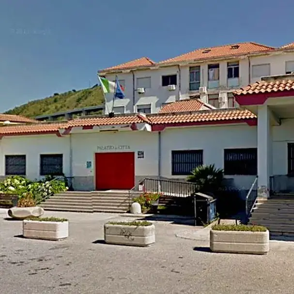 Pizzo, minaccia di lanciarsi da una finestra al terzo piano del Municipio:\u00A0salvato dai carabinieri\n