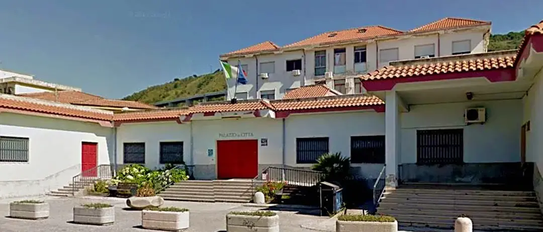Pizzo, minaccia di lanciarsi da una finestra al terzo piano del Municipio:\u00A0salvato dai carabinieri\n