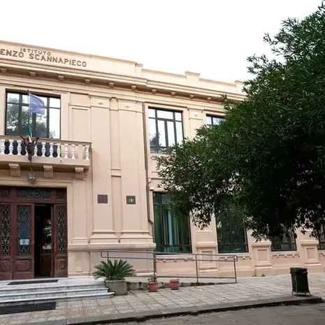 Vicenda Liceo \"Oliveti\" a Locri, gli insegnanti: «Si rischia di trasformare un'emergenza logistica in un deserto educativo»